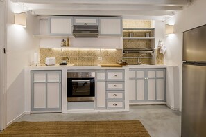 Fridge, oven, stovetop, coffee/tea maker