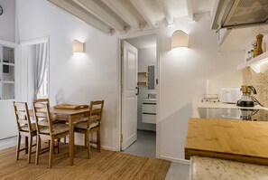 Kühlschrank, Ofen, Herdplatte, Wasserkocher mit Kaffee-/Teezubehör