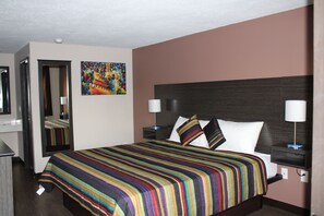 1 bedroom, blackout drapes, free WiFi, bed sheets - Castle Inn (Castleton-on-Hudson)