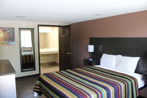 Basic Room | 1 bedroom, blackout drapes, free WiFi, bed sheets - Castle Inn (Castleton-on-Hudson)