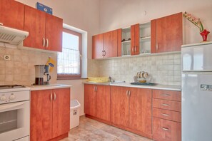 Kühlschrank, Ofen, Herdplatte, Wasserkocher mit Kaffee-/Teezubehör