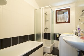Bathtub, hair dryer, towels, soap - Apartments Maja 450 m from the beach - Apt 1 (Fažana)