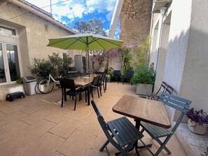 Outdoor dining - Large apartment on canal 2 steps from downtown Sète (Sète)