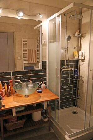 Dusche, Haartrockner, Handtücher, Seife