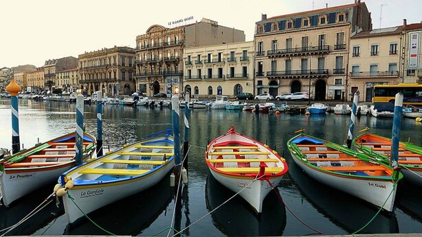 A marina with colorful boats docked, a grand hotel, and historic buildings in the background. - Large apartment on canal 2 steps from downtown Sète (Sète)