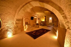 Minibar, in-room safe, soundproofing, iron/ironing board - Crassus Cave Hotel (Ürgüp)