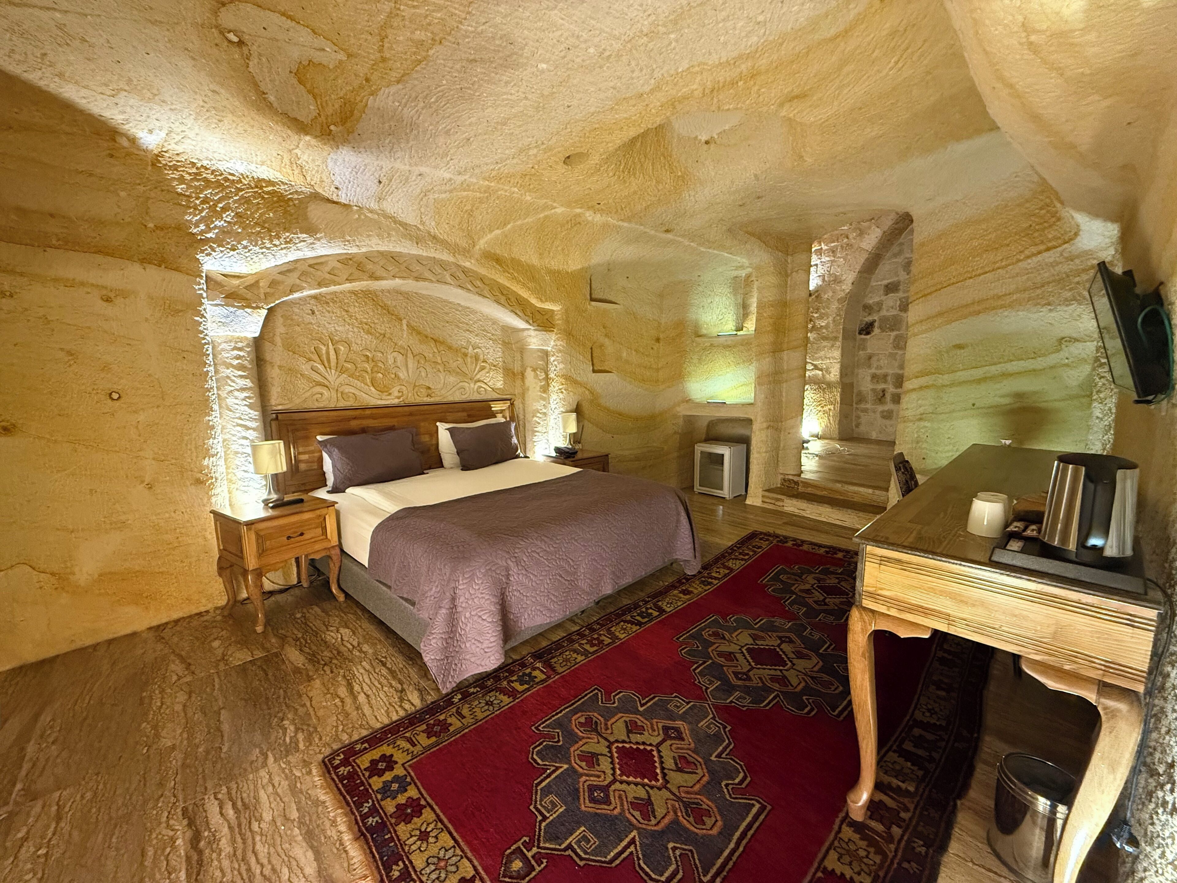 Cave Deluxe Room | Minibar, caja fuerte, sistema de insonorización