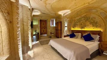 Family Suite Room | Minibar, una cassaforte in camera, insonorizzazione, ferro/asse da stiro