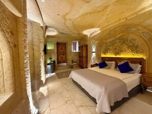Family Suite Room | Minibar, una cassaforte in camera, insonorizzazione, ferro/asse da stiro