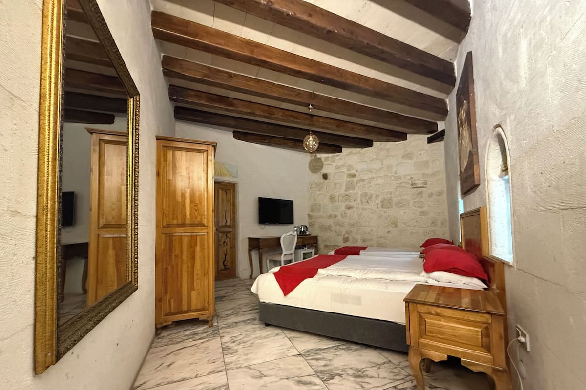 Standard Room | Minibar, in-room safe, soundproofing, iron/ironing board