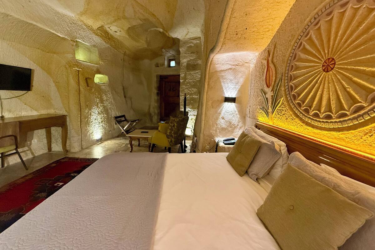 Cave Suite Room | Minibar, caja fuerte, sistema de insonorización