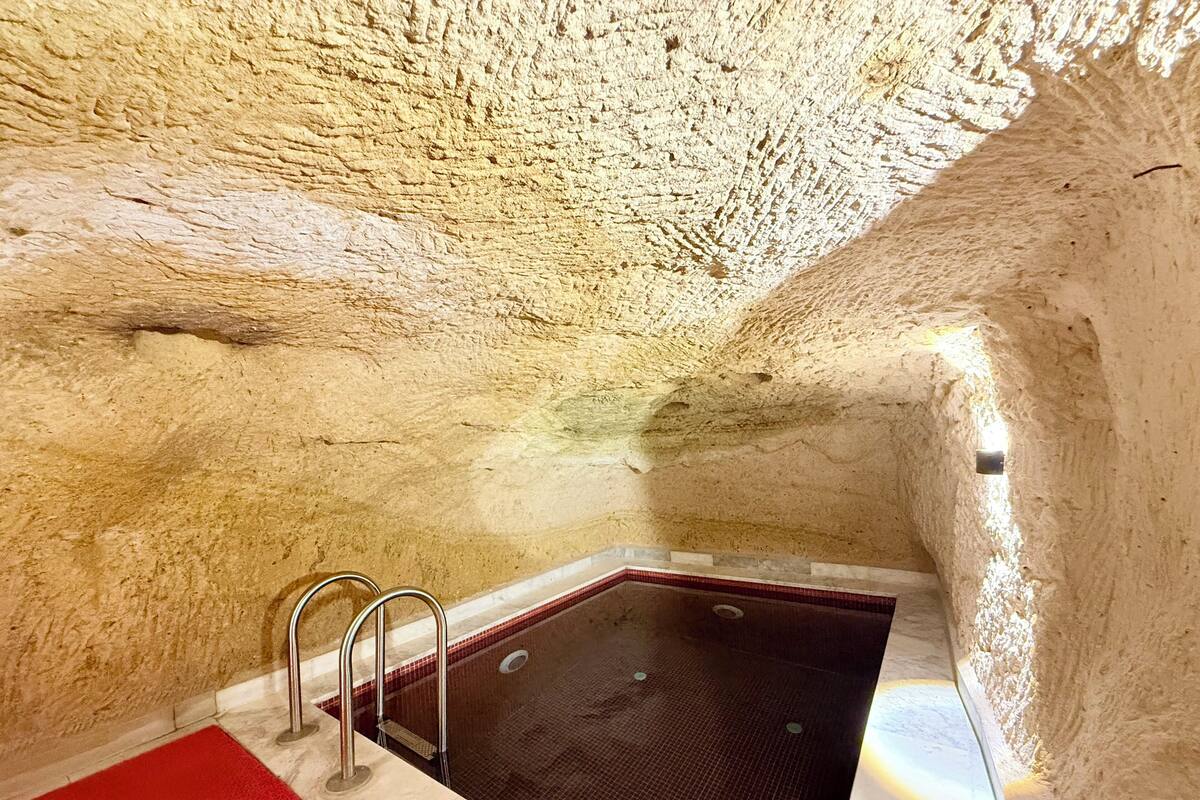 Premium Cave Room | Minibar, caja fuerte, sistema de insonorización