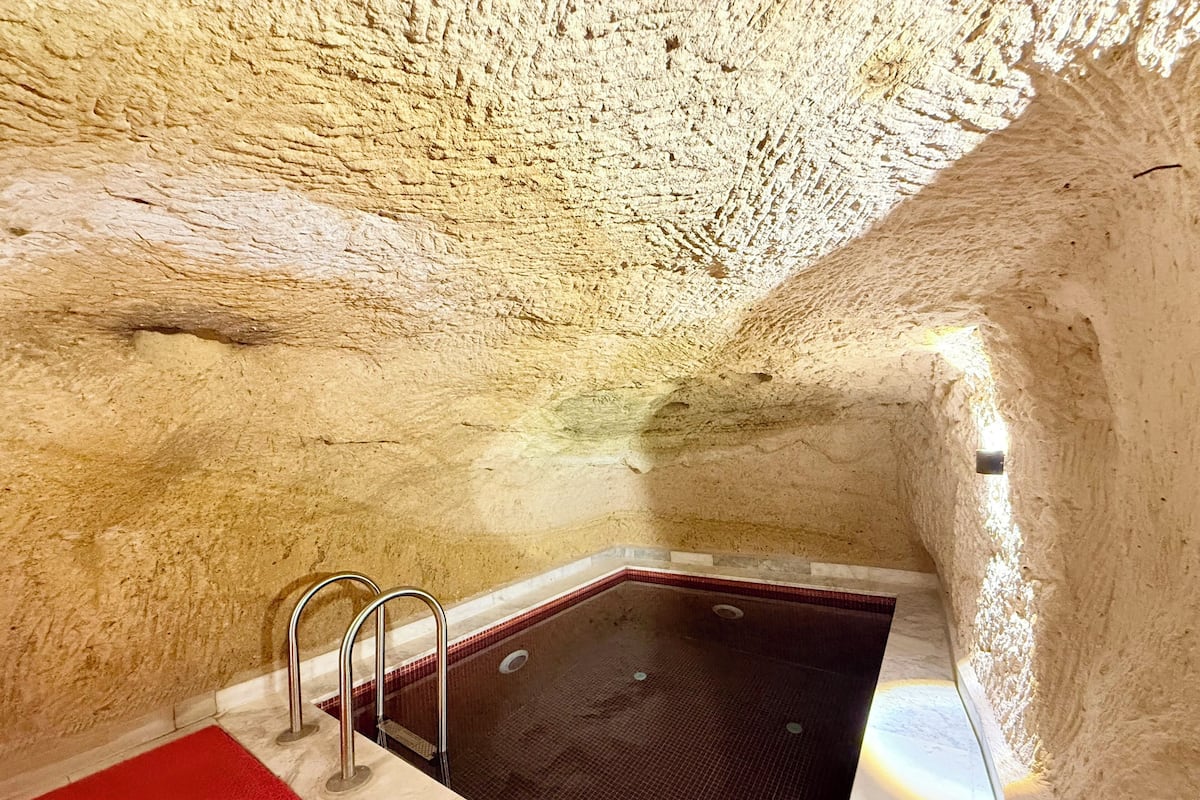 Premium Cave Room | Minibar, in-room safe, soundproofing, iron/ironing board