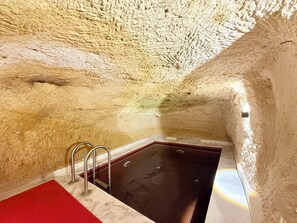 Premium Cave Room | Minibar, una cassaforte in camera, insonorizzazione, ferro/asse da stiro