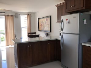 Condo, 2 quartos | Cozinha privada | Geladeira, micro-ondas, fogão, cooktop