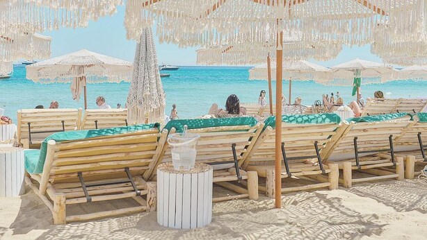 A beach with wooden lounge chairs and white umbrellas. - New- Beach 2min, Direct accès marina, 2km from Saint-Tropez (Les marines de Cogolin)