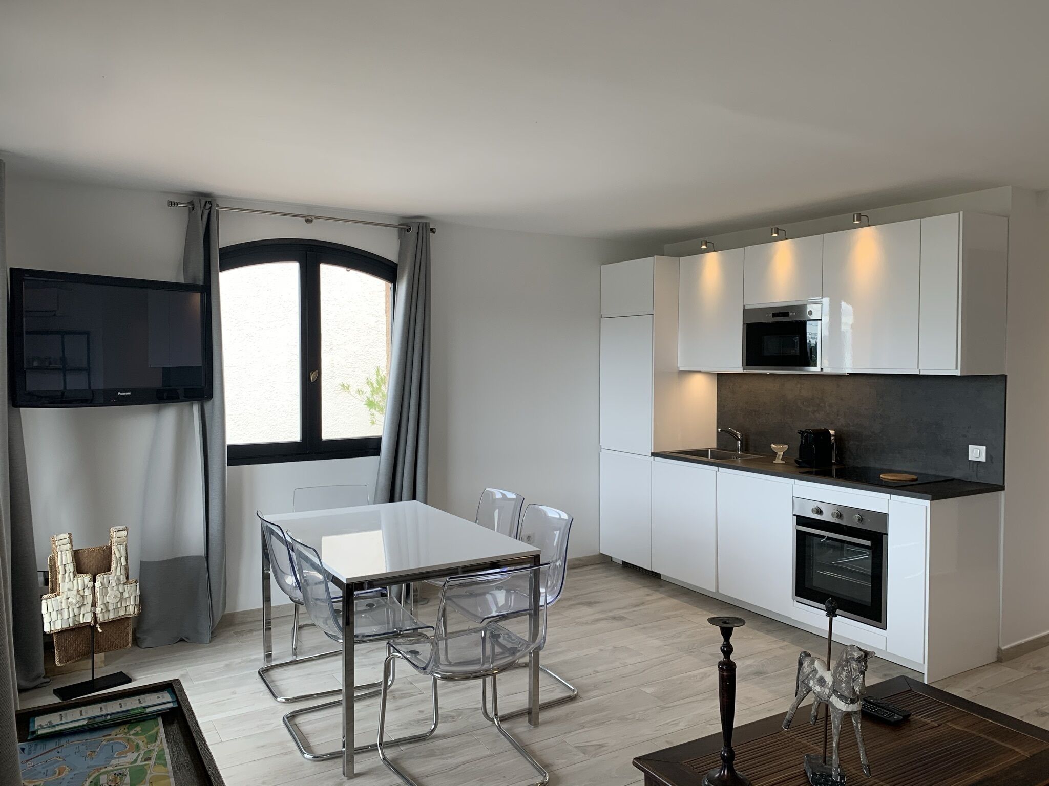 Réfrigérateur, micro-ondes, four, plaque de cuisson