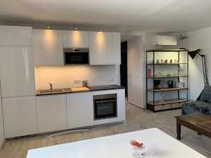 Geladeira, micro-ondas, fogão, cooktop