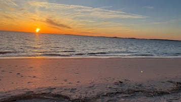Perto da praia, espreguiçadeiras, toalhas de praia