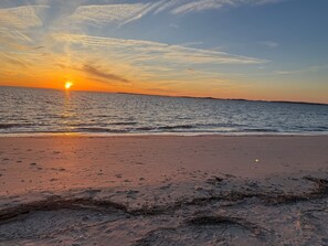 Playa en los alrededores, camastros y toallas de playa 