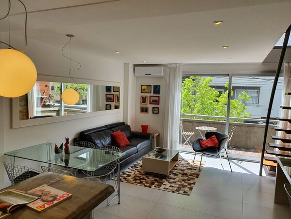 Smart-TV, Bücher, Stereoanlage