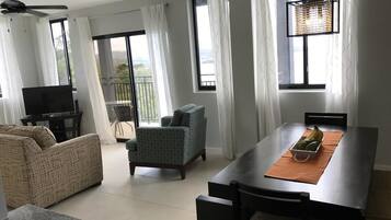 Vila, 2 quartos | Área de estar | TV de tela plana