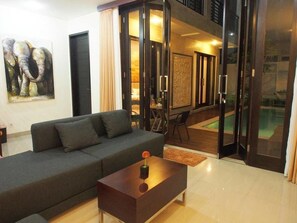 Vila Desain, 3 kamar tidur, ensuite, pemandangan kolam renang | Area keluarga | TV layar datar dan pemutar DVD