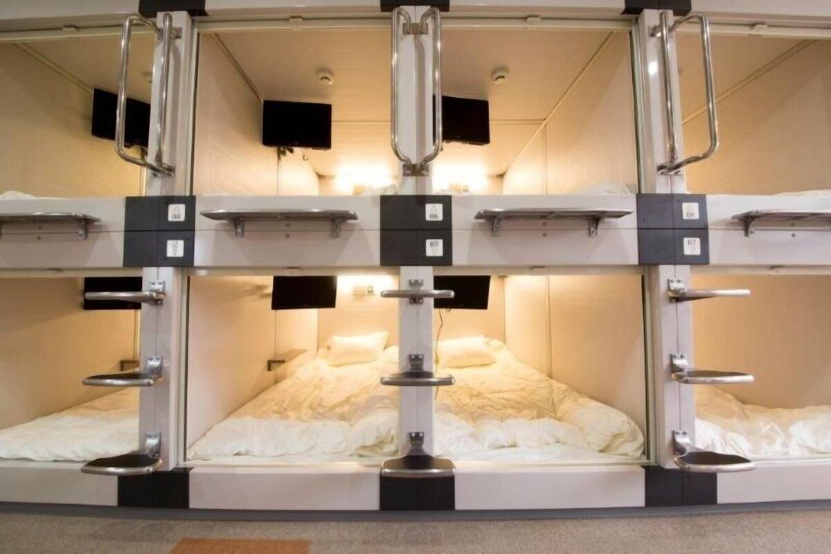 Ropa de cama de alta calidad y caja de seguridad en la habitación
