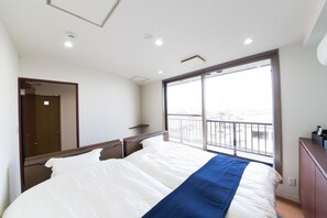 Habitación con 2 camas individuales, vista a la ciudad | Ropa de cama de alta calidad y caja de seguridad en la habitación