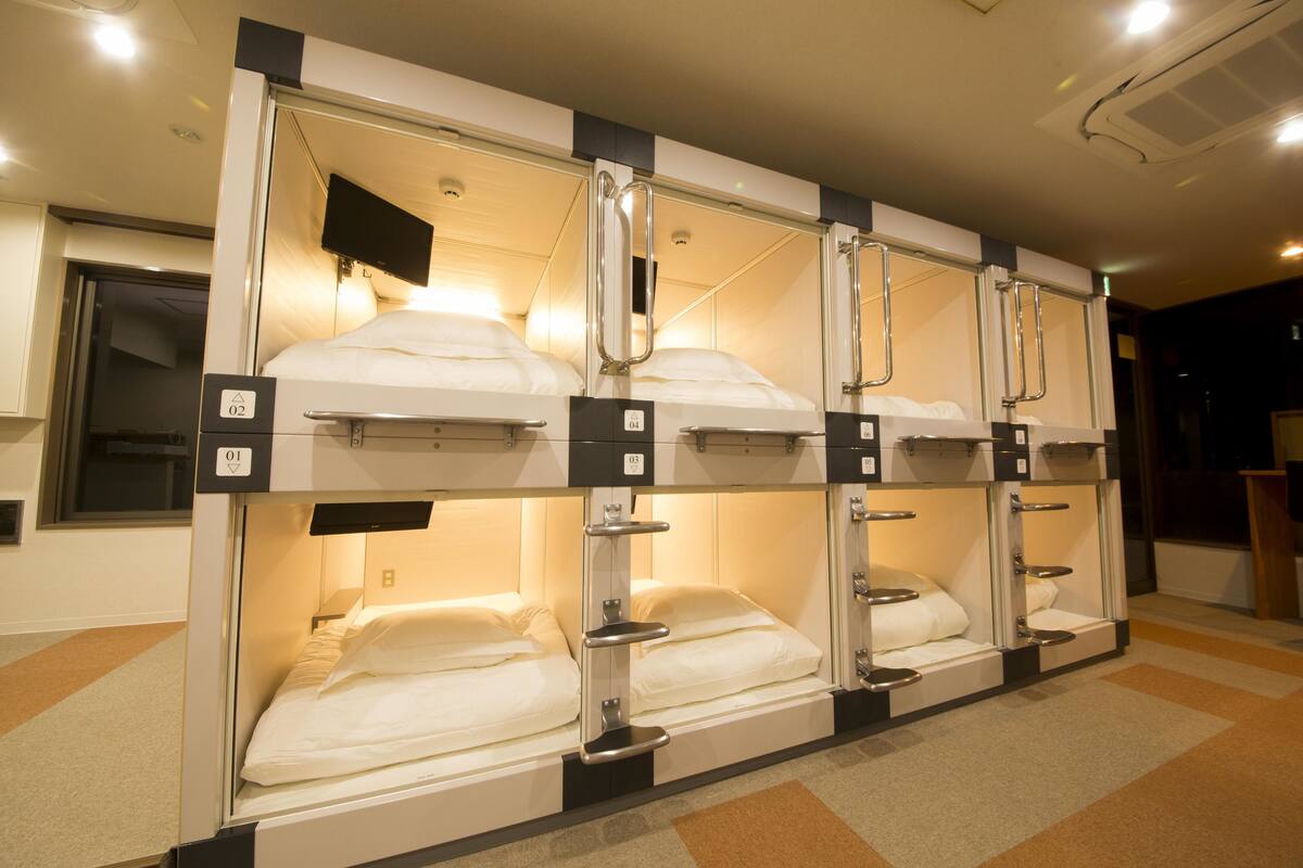 Ropa de cama de alta calidad y caja de seguridad en la habitación