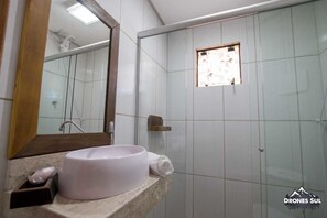 Ducha, secador de pelo, toallas, jabón