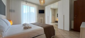 3 habitaciones, escritorio, tabla de planchar con plancha y wifi gratis 