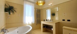 Jetted tub, hair dryer, bidet, towels - Apartment with private pool Strategically located for Aeolian embarkations (Torregrotta)