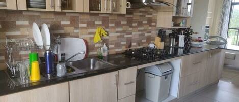 Réfrigérateur, four à micro-ondes, surface de cuisson