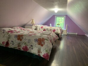 7 bedrooms, iron/ironing board, travel cot, free WiFi - 3 Mins Walk to Casino Niagara, Clifton& the Falls (Niagara Falls)