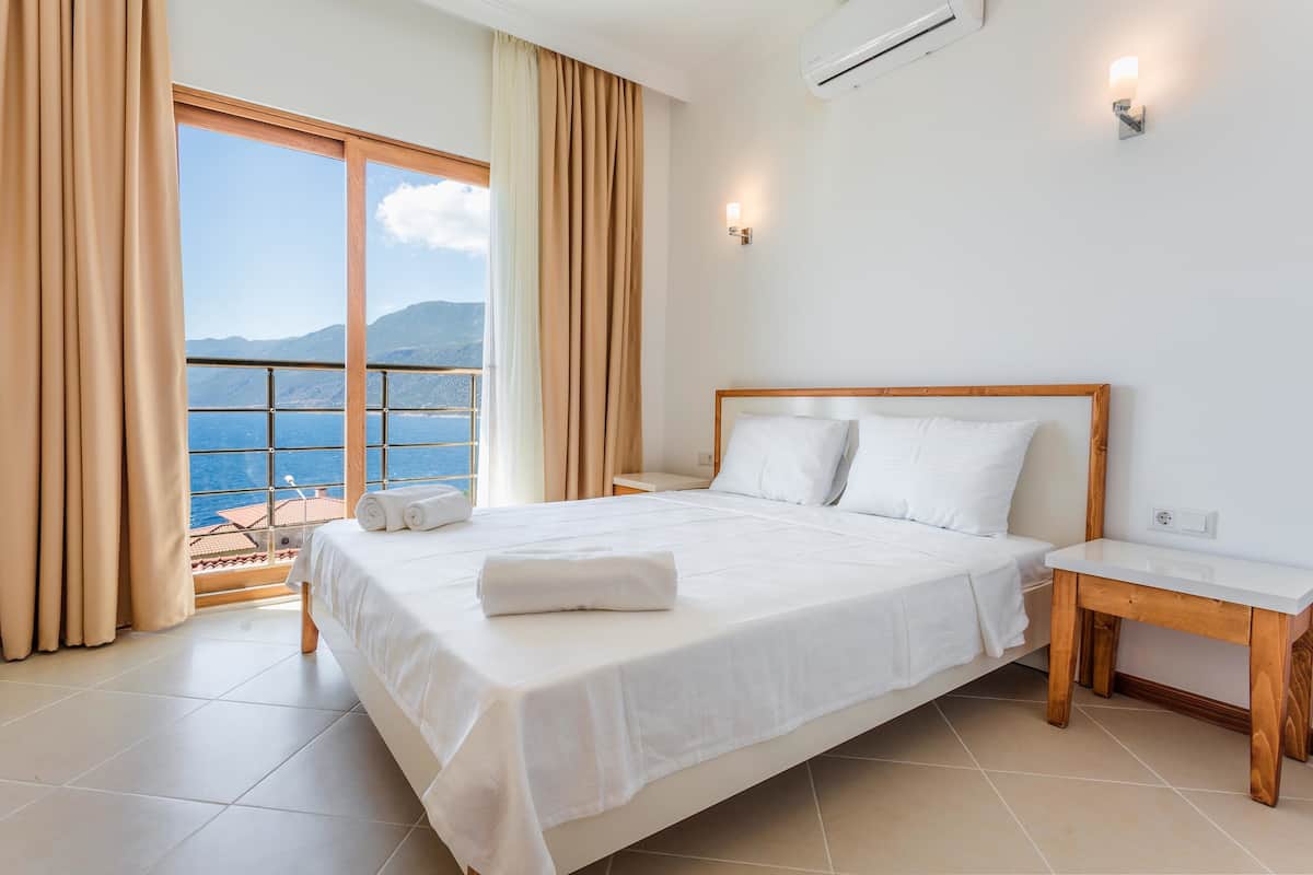Deluxe kamer, 1 queensize bed, uitzicht op zee | 1 slaapkamer, gratis wifi, beddengoed