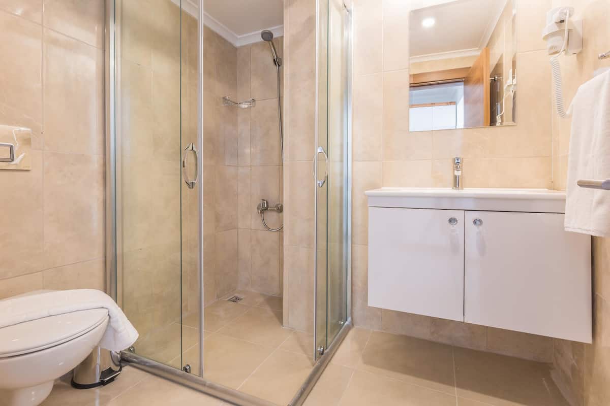 Standard Üç Kişilik Oda, Kısmi Deniz Manzaralı | Banyo | Duş, saç kurutma makinesi, terlik, havlu