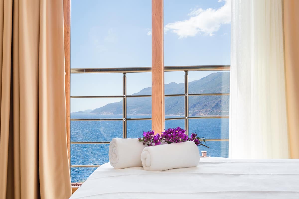 Standaard suite, 1 queensize bed met slaapbank, uitzicht op zee | 1 slaapkamer, gratis wifi, beddengoed