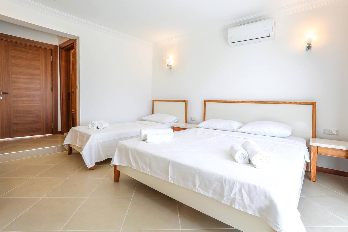 Standard Üç Kişilik Oda, Kısmi Deniz Manzaralı | 1 yatak odası, ücretsiz kablosuz İnternet, çarşaf takımı