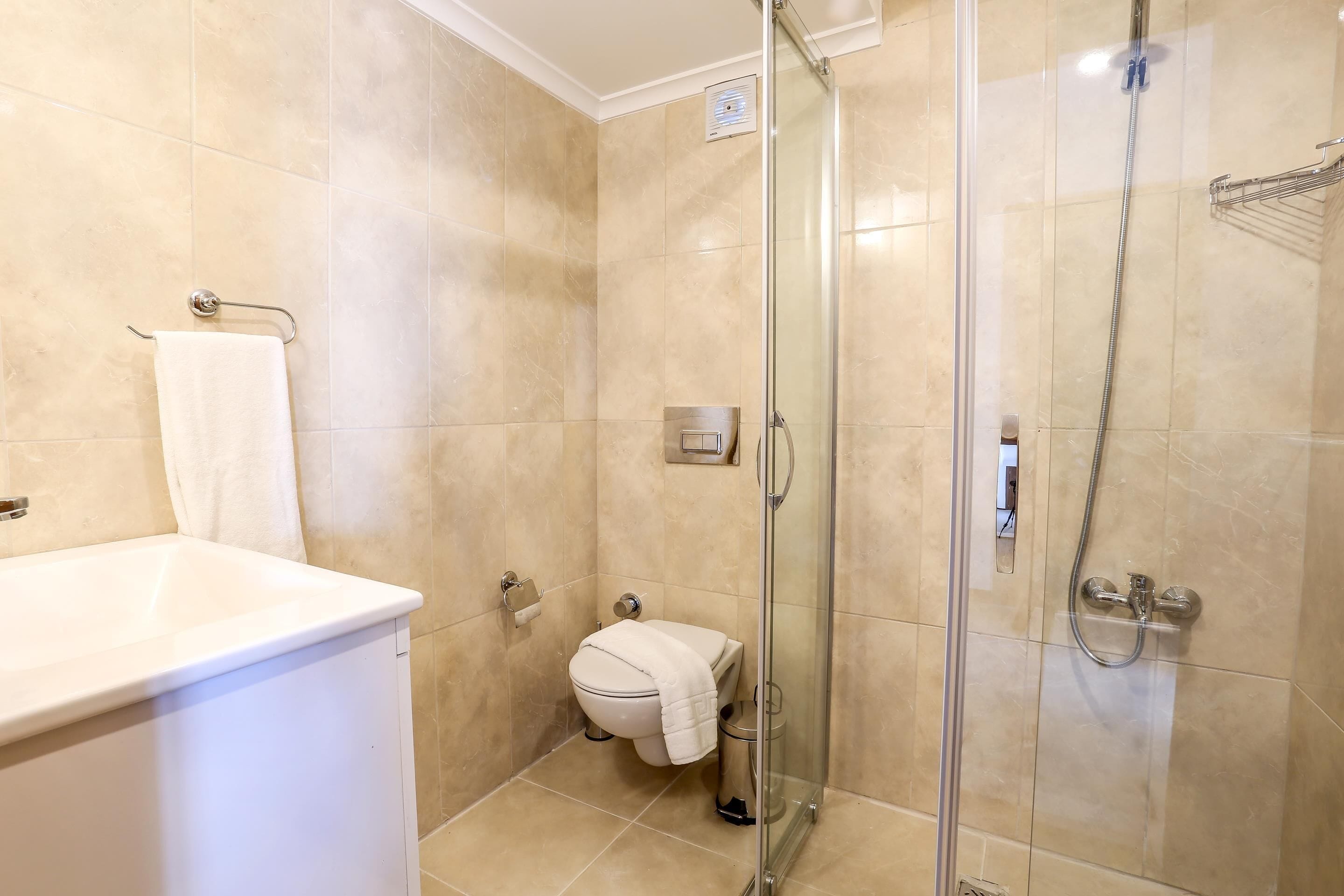 deluxe room, 1 queen bed, sea view | bathroom | shower, hair dryer, slippers, towels