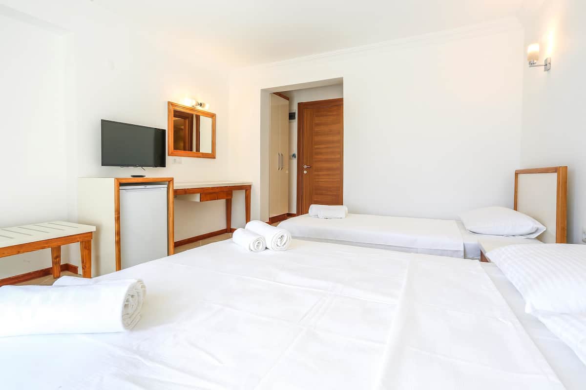 Standaard driepersoonskamer, gedeeltelijk uitzicht op zee | 1 slaapkamer, gratis wifi, beddengoed
