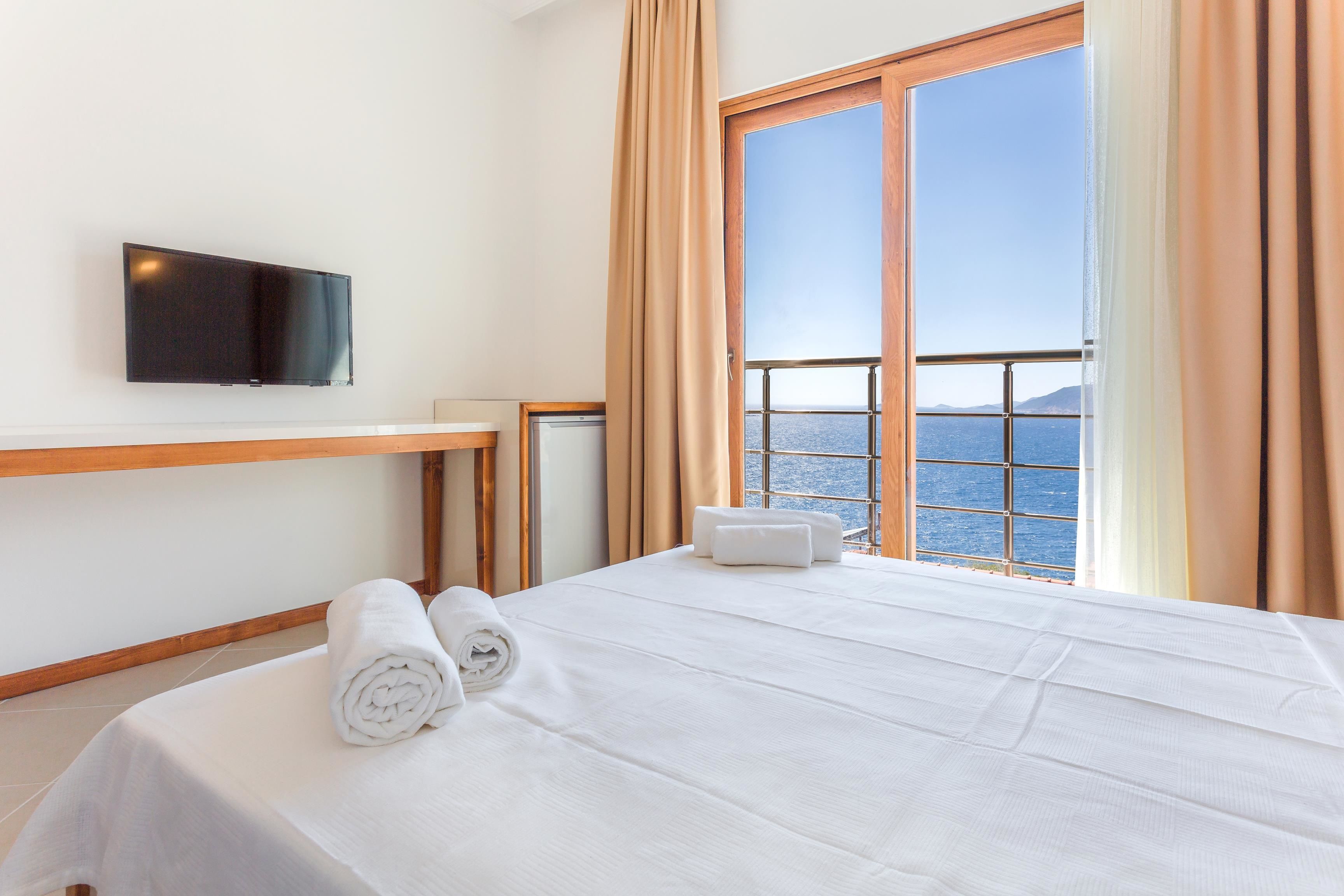 deluxe room, 1 queen bed, sea view | 1 bedroom, free wifi, bed sheets