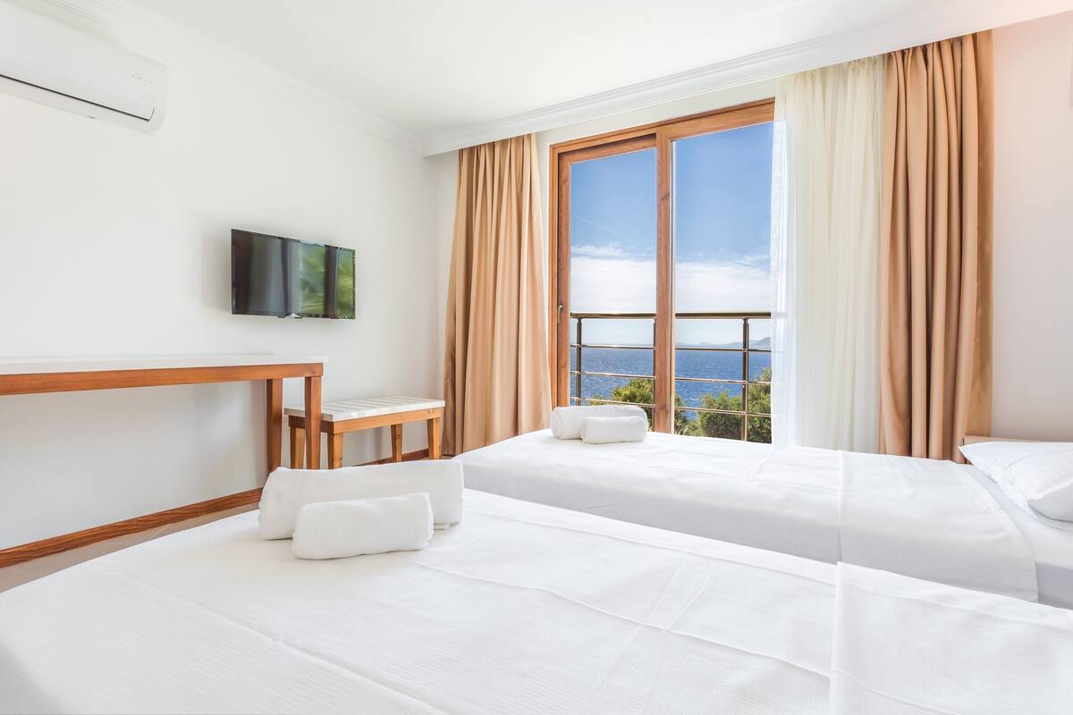 Standard Twin Room, Partial Sea View