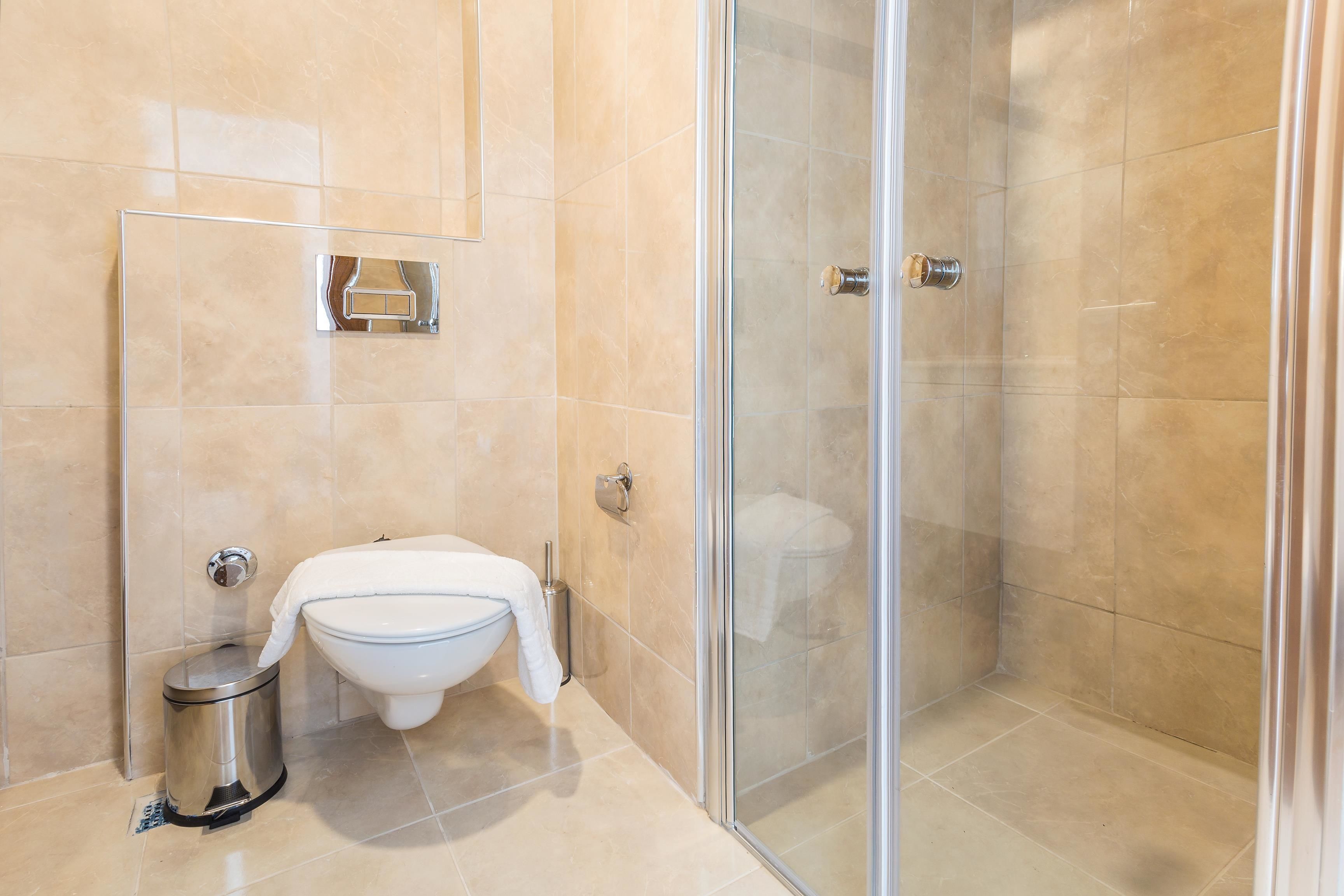 standard twin room, partial sea view | bathroom | shower, hair dryer, slippers, towels