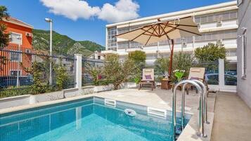 Seasonal outdoor pool, open 8:00 AM to 10:00 PM, pool loungers