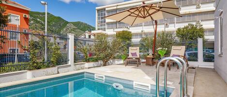 Seasonal outdoor pool, open 8:00 AM to 10:00 PM, pool loungers