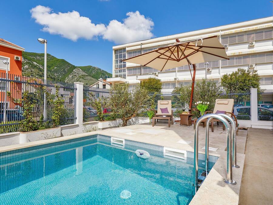 Außenpool (je nach Saison geöffnet), Liegestühle