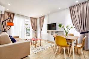 Deluxe Apartment, Garden View | Living area
