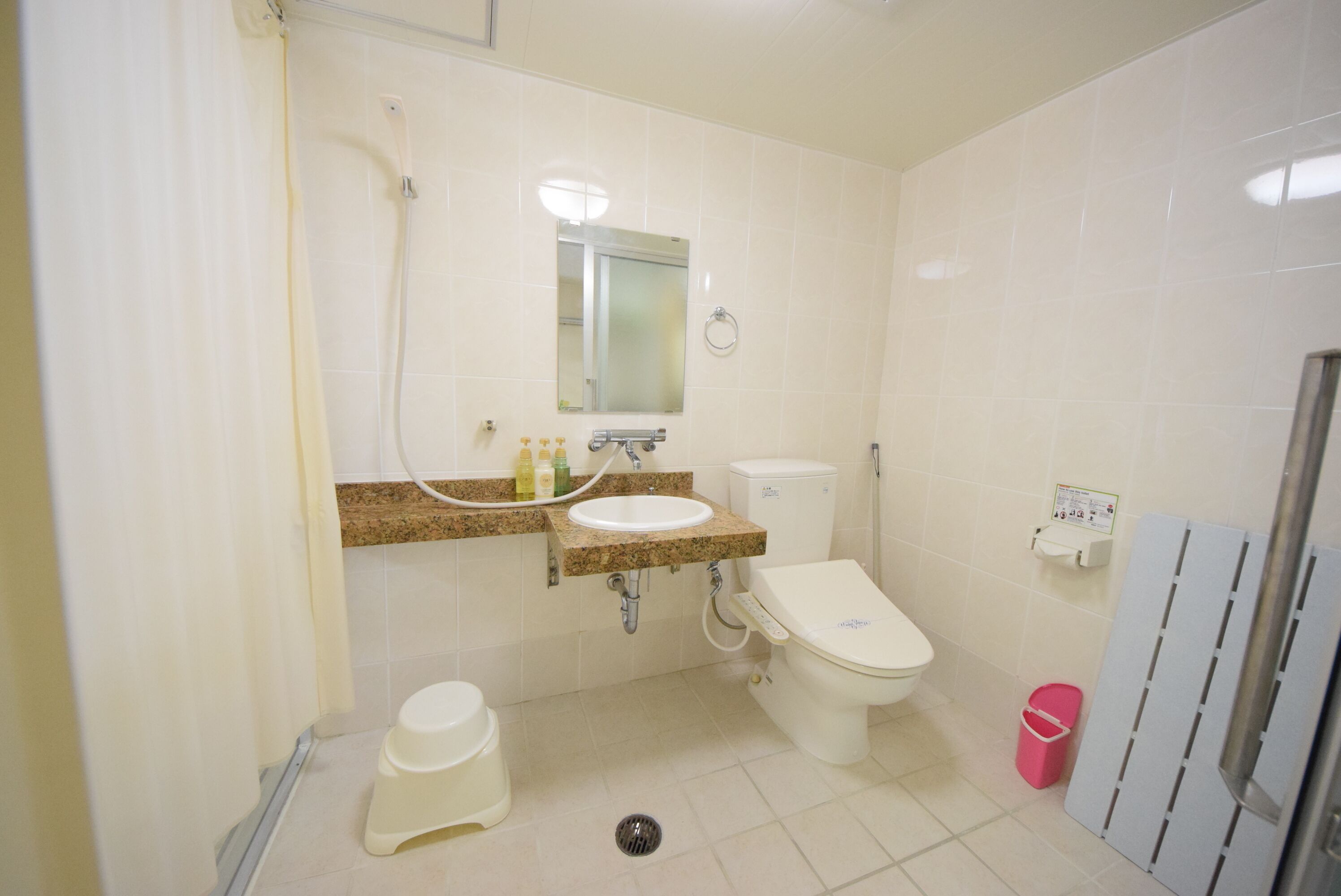basic twin room | bathroom | combined shower/bathtub, free toiletries, hair dryer, slippers