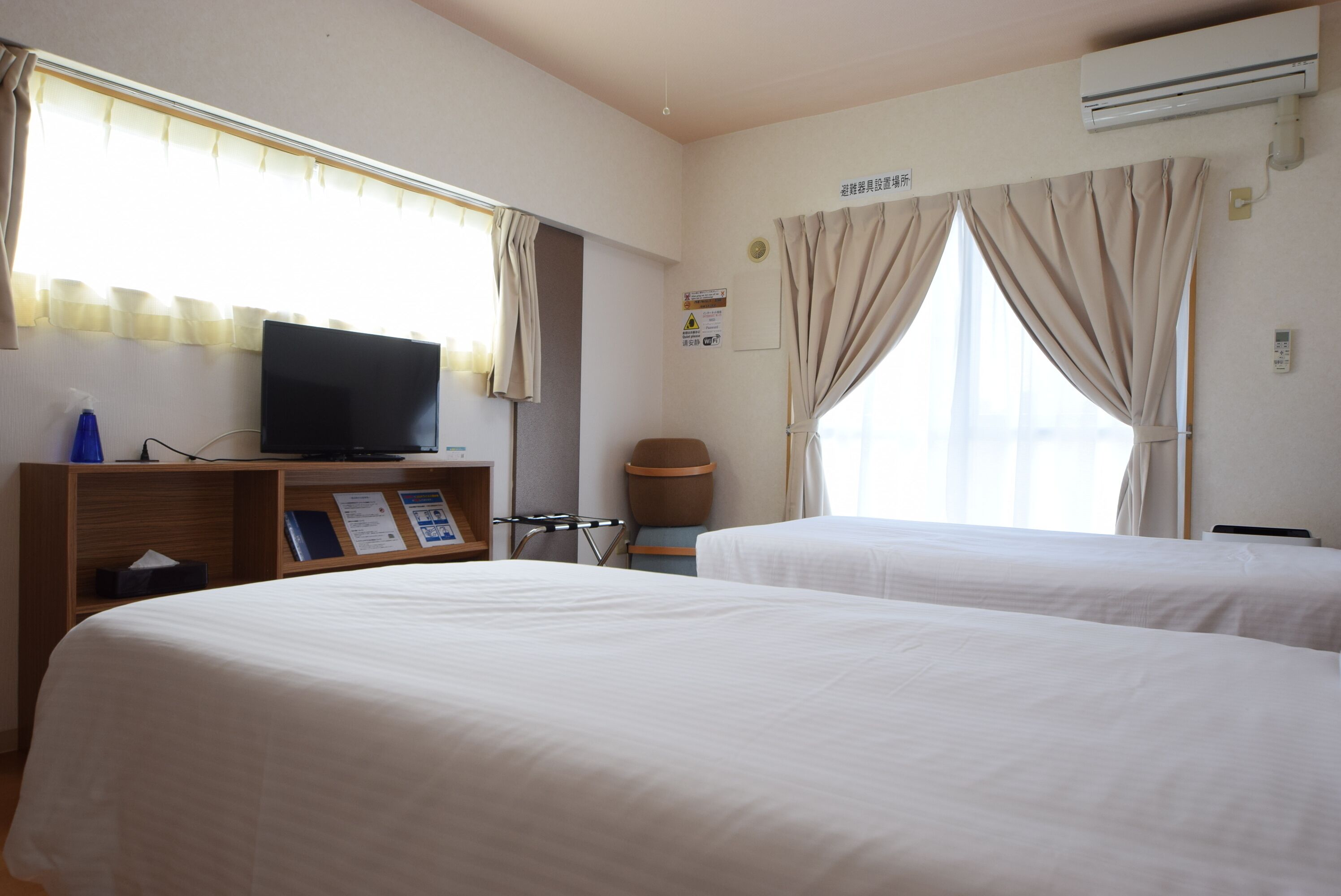 twin room | living area | flat-screen tv